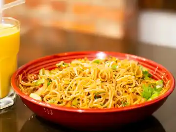 VEG HAKKA NOODLES